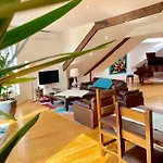 Spacious In With Terrace Apartmán