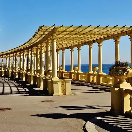 Spacious In With Terrace Lägenhet